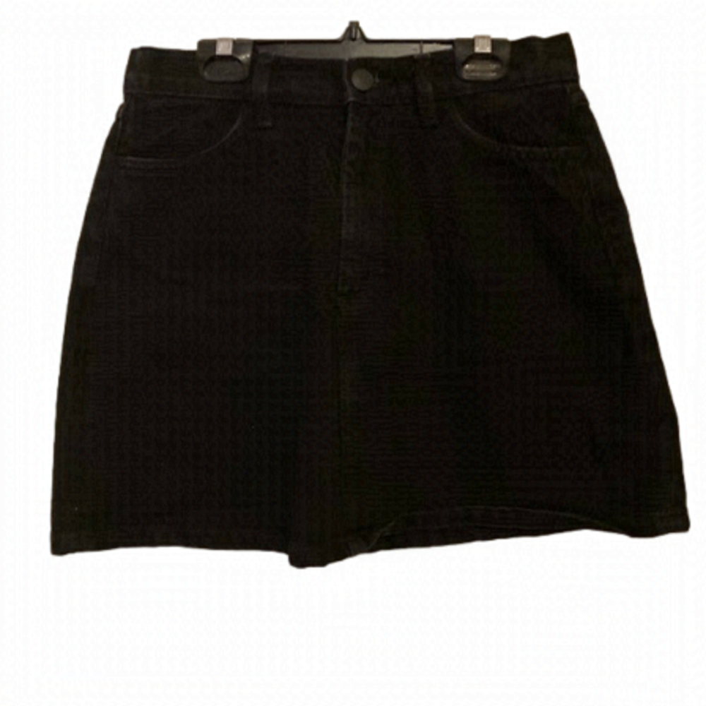 𝅺MONKI black jean mini skirt. Size 38